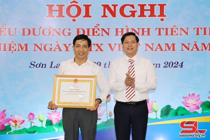 Lãnh đạo Liên minh HTX tỉnh chuyển trao bằng khen của Liên minh HTX Việt Nam cho HTX dịch vụ nông nghiệp Mường Tấc.
