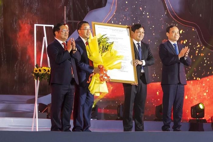 Phó Thủ tướng Trần Lưu Quang trao quyết định của Thủ tưởng Chính phủ công nhận TP Kon Tum là đô thị loại II trực thuộc tỉnh Kon Tum