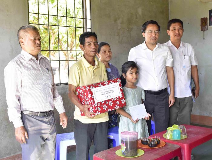 Cán bộ TP Kon Tum thăm tặng quà cho gia đình chính sách, hộ nghèo khó trên địa bàn