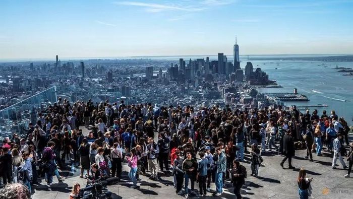 Đông đảo người dân New York tụ tập xem nhật thực. Ảnh: Reuters