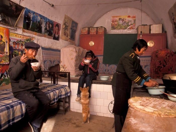 Các ngôi nhà đều có phòng nấu ăn, phòng vệ sinh, chăn nuôi... như những ngôi nhà trên mặt đất