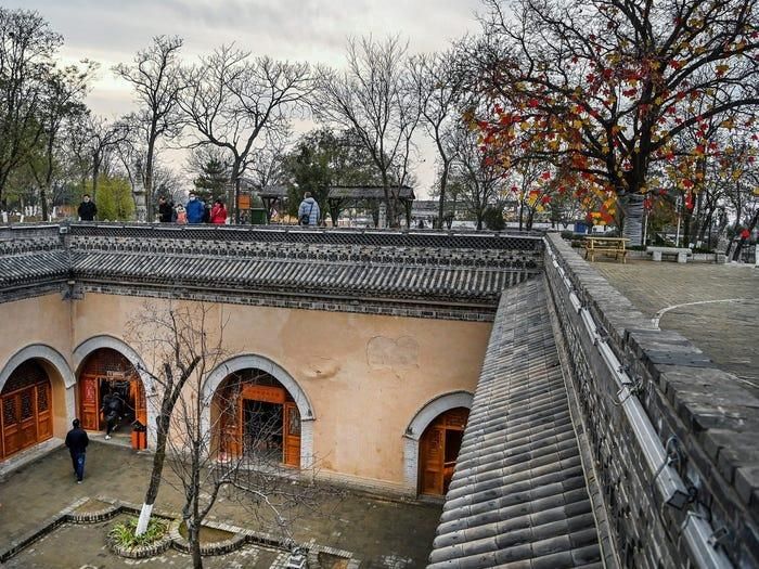 Mọi ngôi nhà ở đây đều có sân rộng, đường hầm khá sâu để dẫn lên trên mặt đất