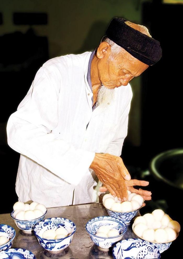  Bánh trôi không thể thiếu trong lễ hội đền Hát Môn. Bánh lễ phải do các cụ trong ban tu lễ (chuẩn bị lễ vật) và được làm cầu kỳ theo quy tắc nghiêm ngặt. Nguồn: hanoimoi. 