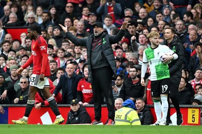 Liverpool đánh mất điểm trước MU