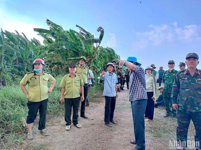 Phó Chủ tịch Ủy ban nhân dân tỉnh Cà Mau chỉ đạo hiện trường chữa cháy tại 1 trong 5 mũi cháy rừng vào chiều 10/4.