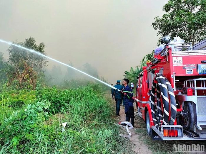 3 xe chữa cháy chuyên dụng được tăng cường tham gia dập lửa tại Nông trường 402.