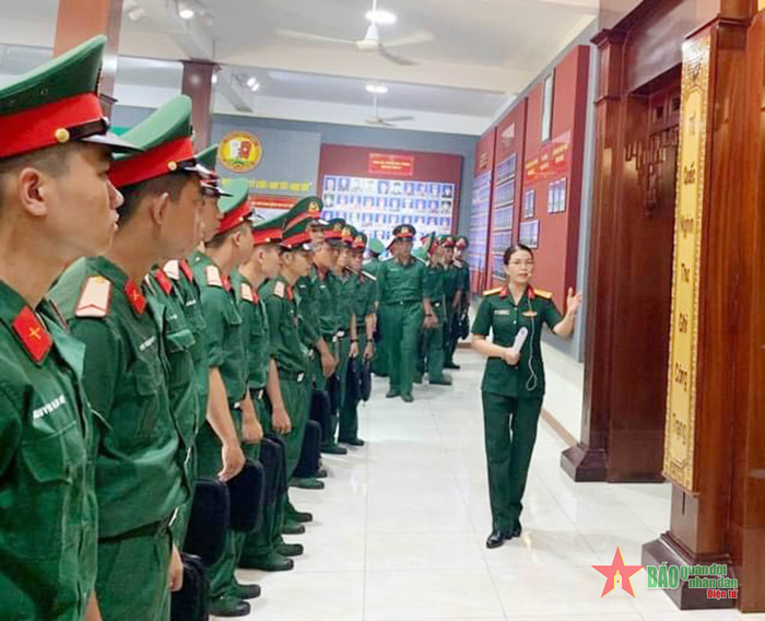 Chiến sĩ mới Tiểu đoàn 12 tham quan nhà truyền thống Trường Sĩ quan Lục quân 2. 
