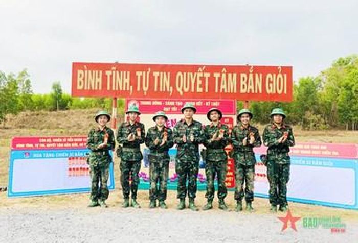  Trao hoa bắn giỏi tặng các chiến sĩ mới. 