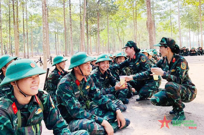 Hội phụ nữ Tiểu đoàn 12 thực hiện mô hình “Bát nước thao trường” tiếp sức chiến sĩ mới. 