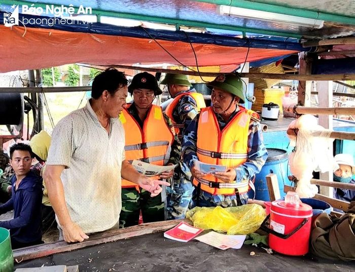  Lực lượng Kiểm ngư làm việc với chủ tàu cá. Ảnh: CTV 