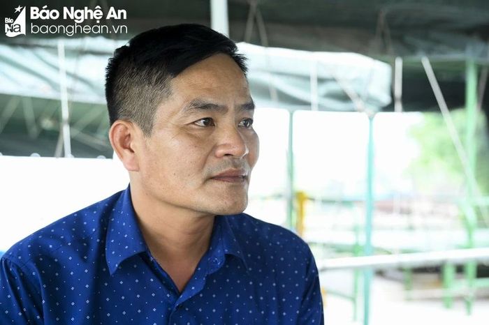  Thuyền phó Nguyễn Hữu Hảo rưng rưng nước mắt khi nói ra những tâm sự nghề. Ảnh: Đào Tuấn 