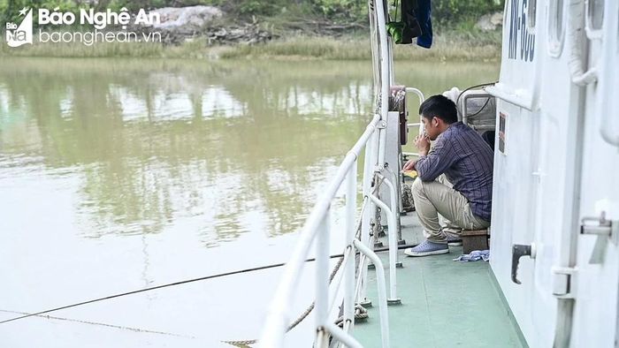  Thủy thủ trưởng Trần Trọng Thành bên boong tàu câu cá, tránh bị hỏi chuyện. Ảnh: Thành Cường 