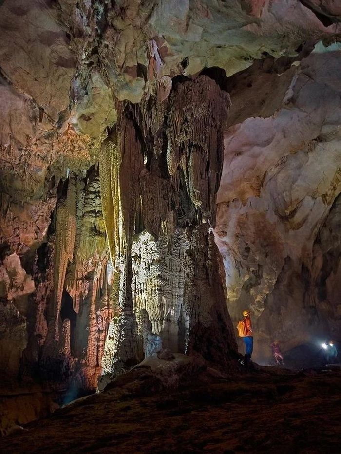  Hang Kiều hiện ra với những khối thạch nhũ lớn. 