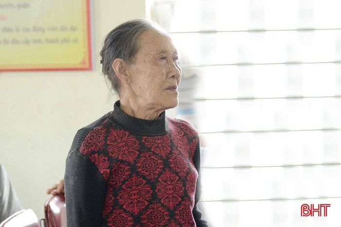  Suốt phiên tòa, bà Nguyễn Thị Nguyệt – mẹ Cường luôn ngóng nhìn về phía con trai. 