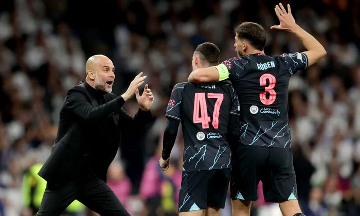  Pep Guardiola vui mừng sau khi Foden ghi bàn. (Nguồn: Getty Images) 
