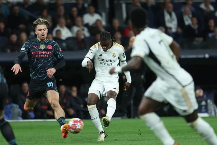  Tuy nhiên, Real đáp trả nhanh chóng với bàn gỡ hòa 1-1 ở phút 12 sau cú sút của Eduardo Camavinga đập người Dias đưa bóng đi thẳng vào lưới Man City. (Nguồn: EPA) 
