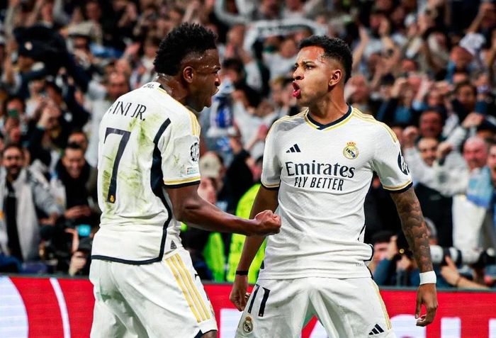  Vinicius ăn mừng với Rodrygo sau pha lập công nâng tỷ số lên 2-1. (Nguồn: Getty Images) 