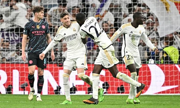  Niềm vui của các cầu thủ Real Madrid sau bàn gỡ hòa của Federico Valverde. (Nguồn: Getty Images) 