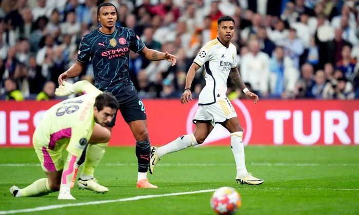  Chỉ đúng 2 phút sau, Rodrygo băng xuống tốc độ rồi nhẹ nhàng đánh bại thủ thành Stefan Ortega, nâng tỷ số lên 2-1 cho Real Madrid. (Nguồn: PA) 