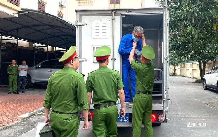 Cựu Giám đốc Công an Hải Phòng Đỗ Hữu Ca được đưa tới tòa sáng 10/4.