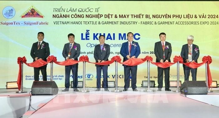 Đại điện Ban tổ chức và đại biểu thực hiện nghi thức khai mạc triển lãm. Ảnh: Mỹ Phương - TTXVN 