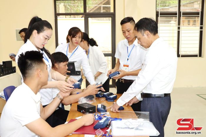 Các trọng tài chuẩn bị các điều kiện thi đấu cờ vua
