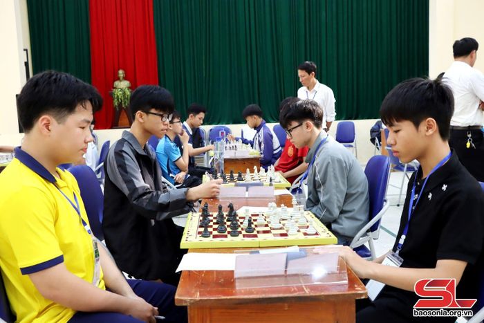 Các vận động viên thi đấu môn cờ vua.