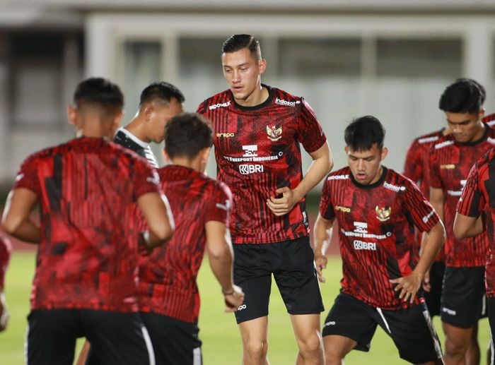 Indonesia không ngần ngại nhập tịch những cầu thủ ngoại cao và dày người hơn. 