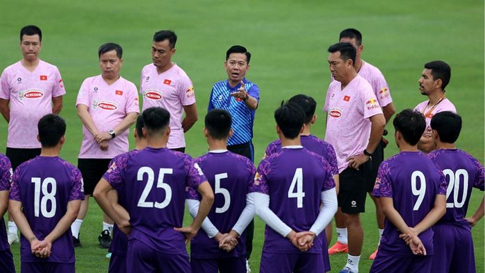 Các cầu thủ cũ đều xuống phong độ, trong khi những cầu thủ mới có thể đá nhanh được, nhưng kinh nghiệm lại thiếu và còn quá non nớt ở sân chơi lớn (Ảnh: VFF).