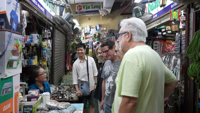 Sự phát triển của công nghệ và sự ảnh hưởng của kinh tế sau Covid, chợ Cầu Đông cũng ở trong tình trạng vắng vẻ hơn trước nhiều. Mỗi tiểu thương vừa là người bán hàng, vừa là những người hướng dẫn viên nhiệt tình nhất chào đón du khách.