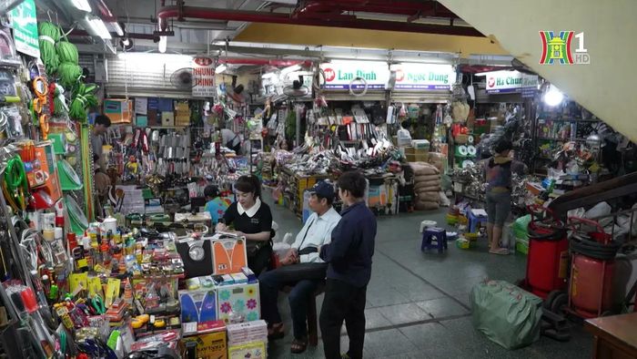 Theo các tư liệu cũ, chợ Cầu Đông xưa là chợ dân sinh, thường họp bên bờ đông của cây cầu bắc ngang qua song Tô Lịch. tức là đoạn phố Nguyễn Siêu – Ngõ Gạch – Hàng Cá ngày nay. Còn hiện tại, đây là khu chợ chuyên bán các mặt hàng bằng sắt, hàng kim khí.