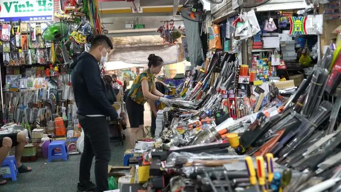 Dù có tuổi đời hơn 30 năm nhưng không phải ai cũng biết rõ về ngành hàng của khu chợ này. Toàn bộ tầng 1 được dành để bày bán các dụng cụ kim khi, bởi thế, người ta còn gọi đây là chợ sắt.