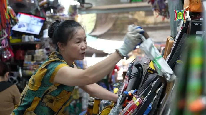 So về diện tích và quy mô thì chợ Cầu Đông nhỏ hơn nhiều so với chợ Đồng Xuân Bắc Qua. Vài năm trở lại đây, tiểu thương ở chợ chỉ còn khoảng vài ba chục người gắn bó với chợ, với ngành hàng kim khí. Phần lớn, họ đều là người dân Đa Sỹ, cùng đất có làng nghề làm dao kéo bao đời.