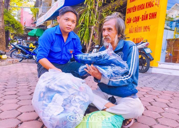 Các bạn trẻ đoàn viên, thanh niên Trường Cao đẳng Cộng đồng tặng mền cho các hoàn cảnh khó khăn, cơ nhỡ, lang thang trong xã hội. Đây là hoạt động thiện nguyện gắn kết vì cộng đồng được Đoàn trường quan tâm thực hiện.