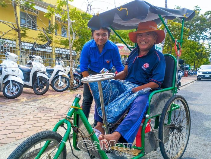 Ðoàn viên, thanh niên Trường Cao đẳng Cộng đồng tặng 30 chiếc mền, trị giá hơn 7,5 triệu đồng cho các hoàn cảnh khó khăn, cơ nhỡ, lang thang trong xã hội. Ðây là hoạt động thiện nguyện gắn kết vì cộng đồng được Ðoàn trường quan tâm thực hiện.