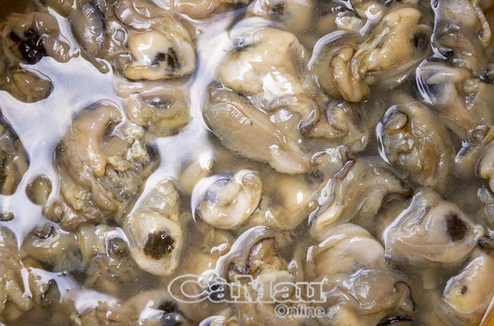 Hàu tách vỏ được bán với giá 120 ngàn đồng/kg.