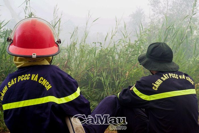 Các chiến sĩ thuộc Phòng Cảnh sát Phòng cháy chữa cháy và Cứu nạn cứu hộ (Công an tỉnh) trực tại vị trí bờ đê với quyết tâm ngăn không cho cháy lan.