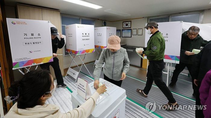 Cử tri ở Incheon phía Tây Seoul bỏ phiếu ngày 10-4. Ảnh: Yonhap