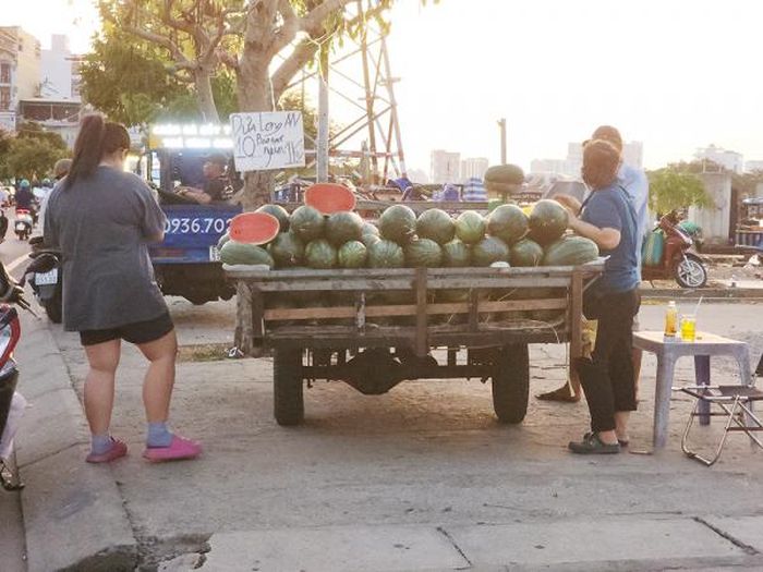 Dưa hấu bán dọc phố luôn được chủ hàng khẳng định là hàng sạch.