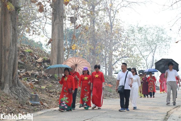 Những ngày này, hàng vạn người dân và du khách từ bốn phương lại hội tụ về mảnh đất đã làm nên chiến thắng lịch sử hào hùng của dân tộc Việt Nam.