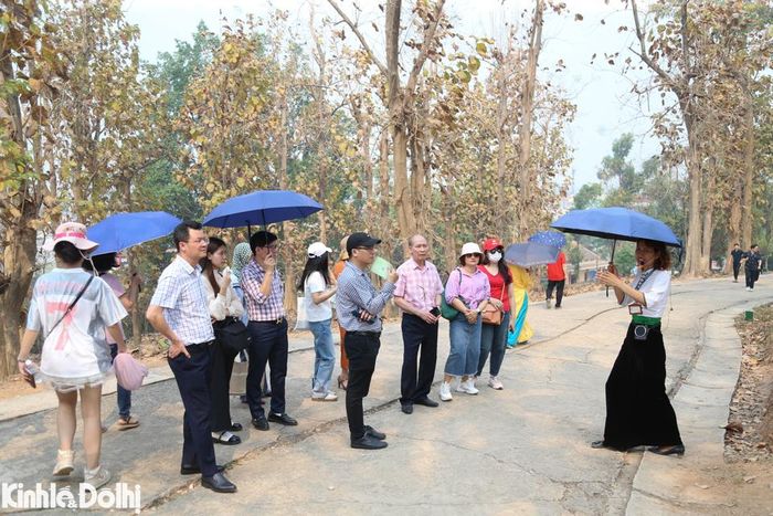 Đoàn công tác của Hội Nhà báo thành phố Hà Nội tham quan, nghe hướng dẫn viên kể lại những ngày tháng hào hùng của dân tộc ta với chiến thắng lừng lẫy năm châu, chấn động địa cầu.