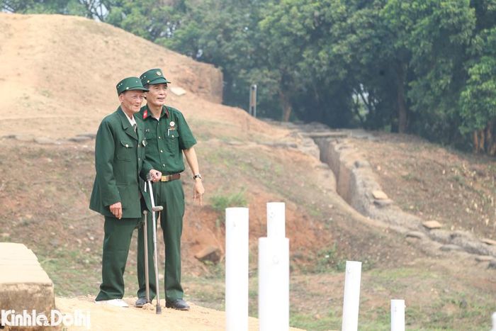Hình ảnh Cựu chiến binh Lê Huy Chiêu (quê Bắc Ninh) cùng đồng đội đến tham quan, tìm hiểu lịch sử về đồi A1 cũng như chiến thắng lịch sử tại Chiến dịch Điện Biên Phủ cách đây 70 năm.