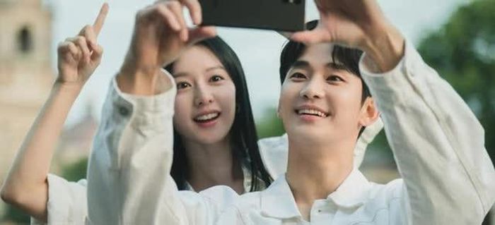 Kim Soo Hyun và Kim Ji Won trong phim "Nữ hoàng nước mắt"