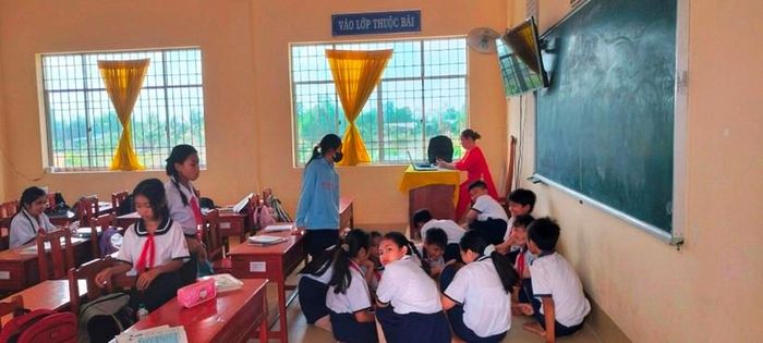 Học sinh Trường Tiểu học 2 Viên An (Ngọc Hiển, Cà Mau) chơi trong lớp, hạn chế ra sân. Ảnh: Q. Mến