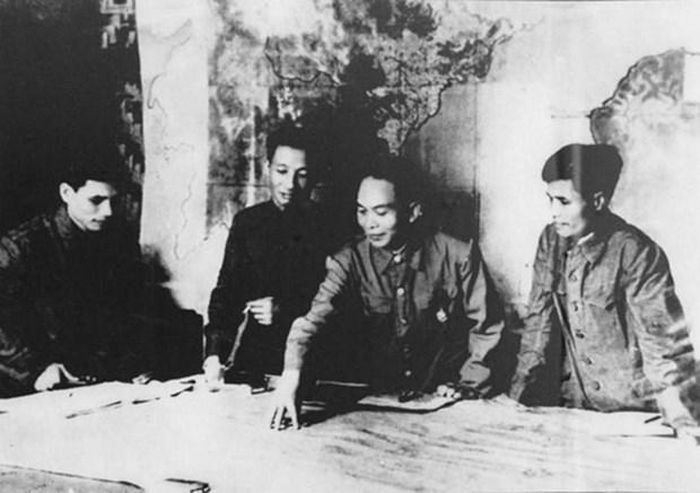  Tổng quân ủy, Bộ Tổng Tư lệnh họp bàn kế hoạch tác chiến Đông - Xuân 1953 - 1954. Từ phải sang trái: Chủ nhiệm Tổng cục Chính trị Nguyễn Chí Thanh, Đại tướng Tổng Tư lệnh Võ Nguyên Giáp, Chủ nhiệm Tổng cục Cung cấp Trần Đăng Ninh, Tổng Tham mưu trưởng Văn Tiến Dũng. Ảnh: TTXVN 