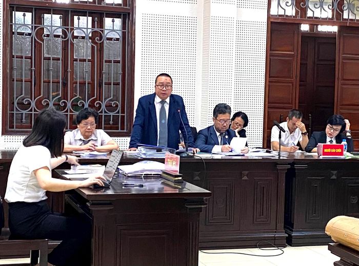 Luật sư bào chữa đưa ra nhiều tình tiết giảm nhẹ cho các bị cáo.
