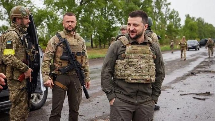 Tổng thống Ukraine Volodymyr Zelensky trong một lần tới thăm Kharkiv. Ảnh: Văn phòng Báo chí Tổng thống Ukraine
