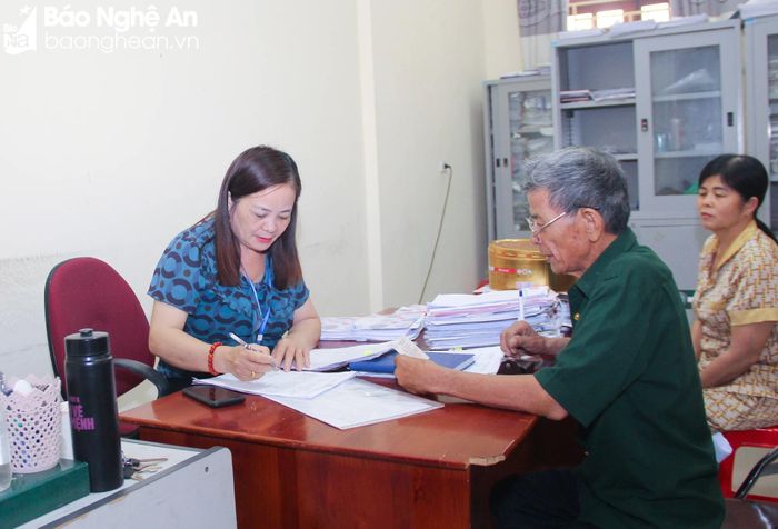  Công chức xã Diễn Thành (Diễn Châu) giải quyết công việc cho dân. Ảnh: Mai Hoa 