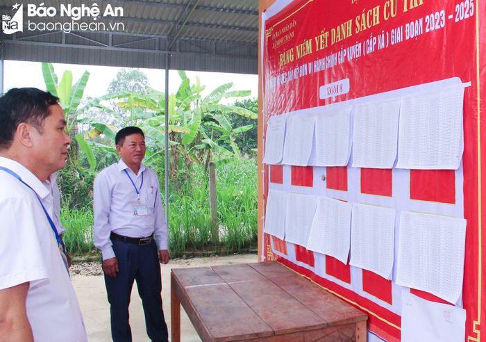  Cán bộ xã Minh Thành (Yên Thành) kiểm tra việc niêm yết danh sách cử tri tại xóm. Ảnh: Mai Hoa 