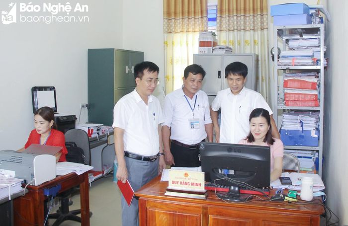 Cán bộ Huyện ủy Thanh Chương kiểm tra kỹ năng sử dụng công nghệ thông tin, chuyển đổi số của công chức xã Thanh Phong. Ảnh: Mai Hoa 